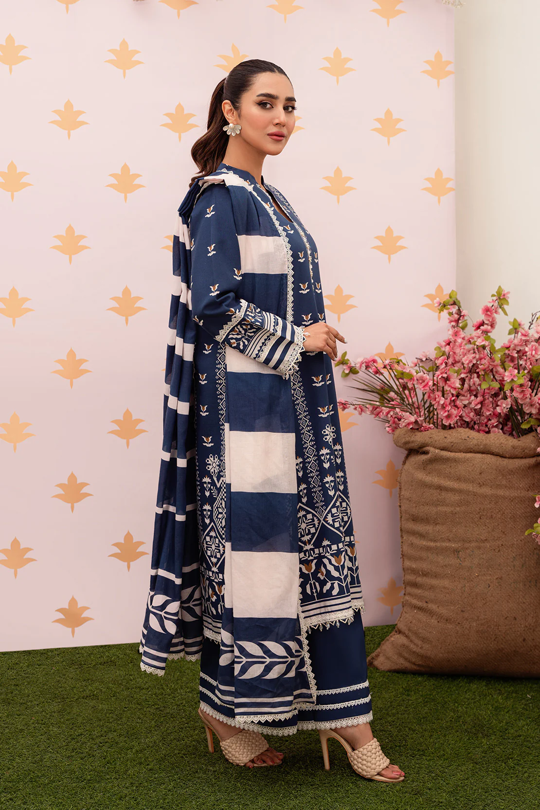 Printed - 3 Pc Lawn Suit - Image 5
