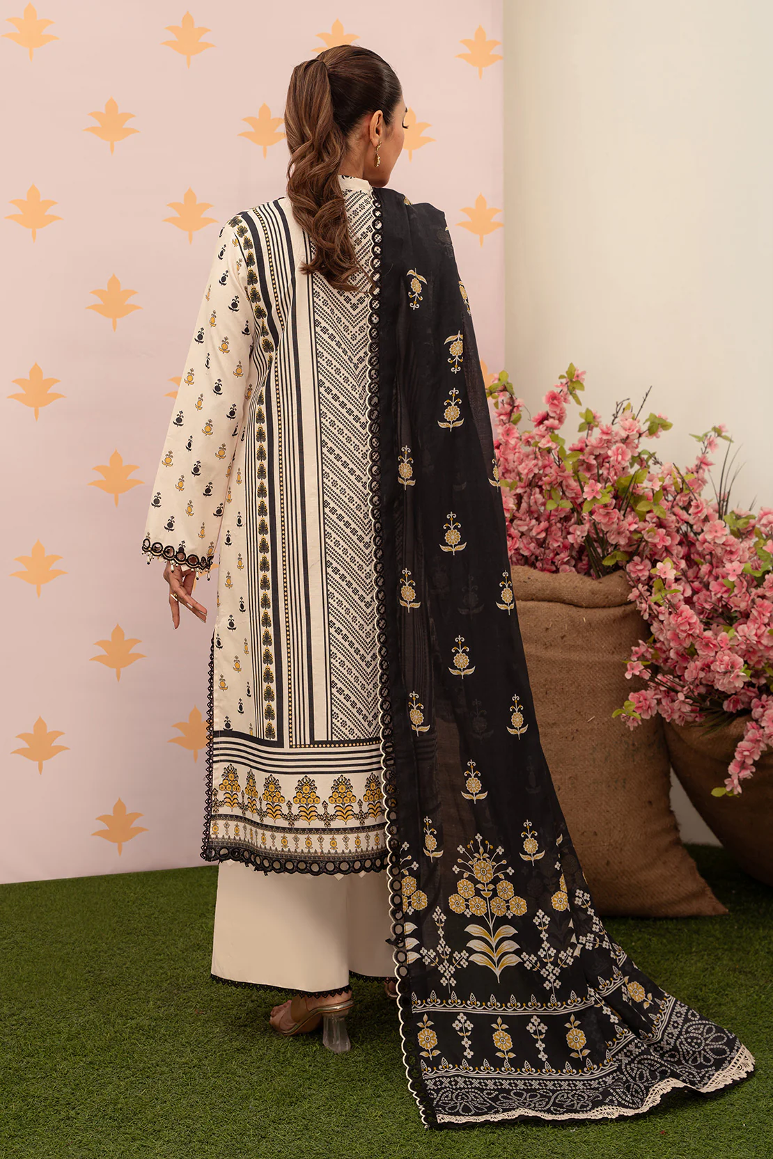 Printed - 3 Pc Lawn Suit - Image 4