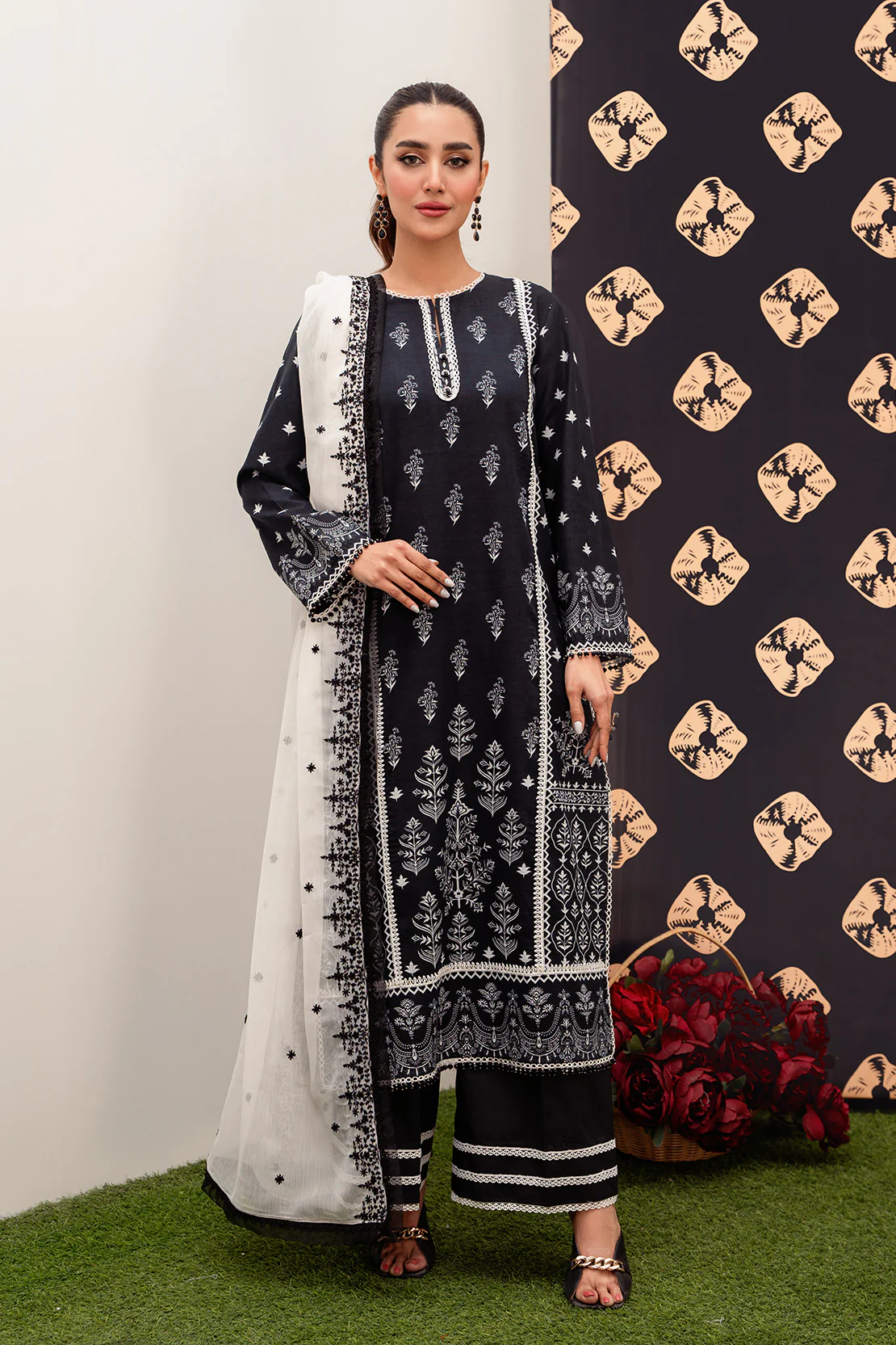 Printed - 3 Pc Lawn Suit - Image 4