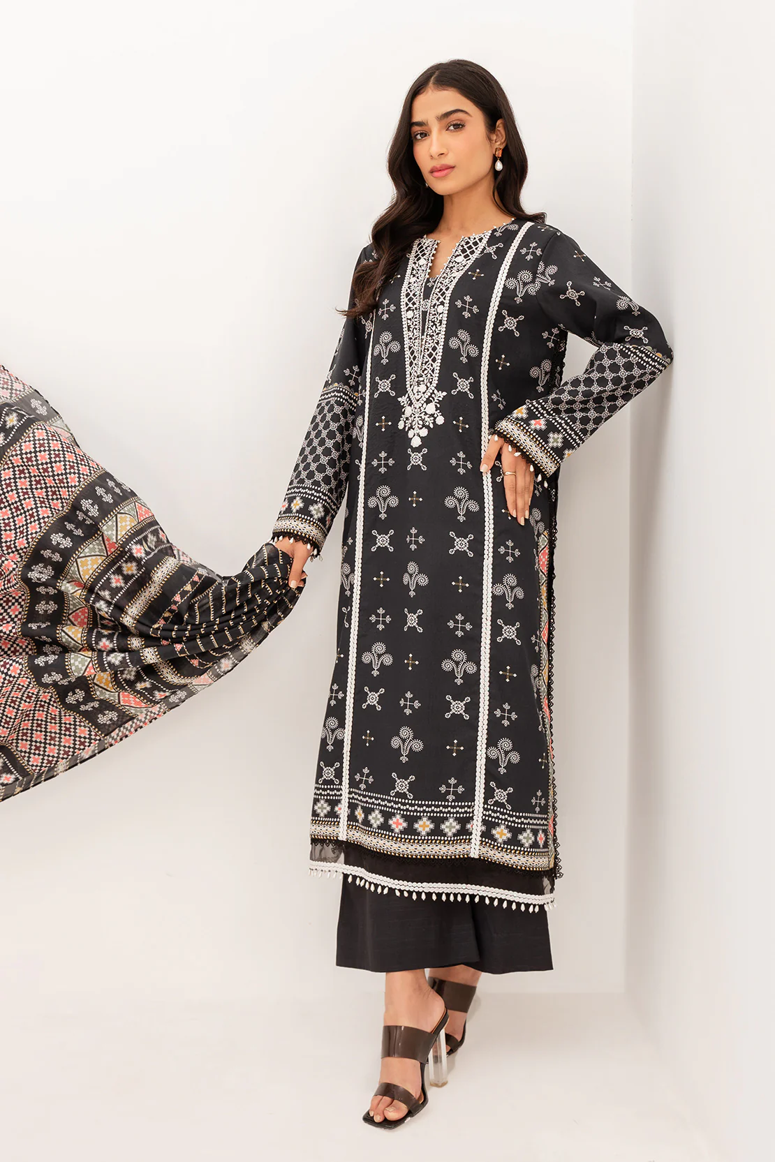 Printed - 3 Pc Lawn Suit - Image 4