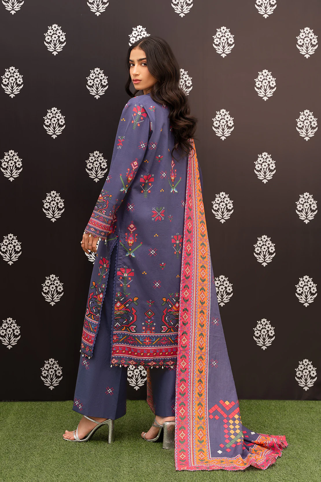 Printed - 3 Pc Lawn Suit - Image 3