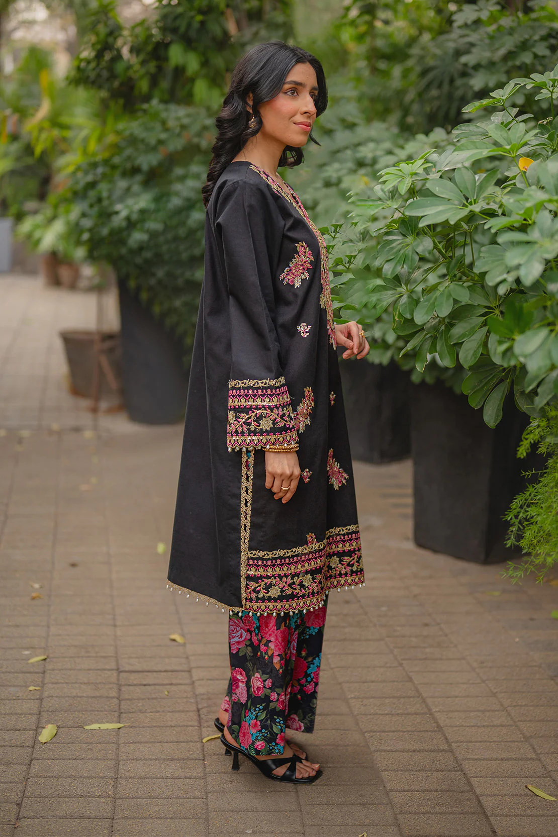 Embroidered - 2 Pc Lawn Suit - Image 3