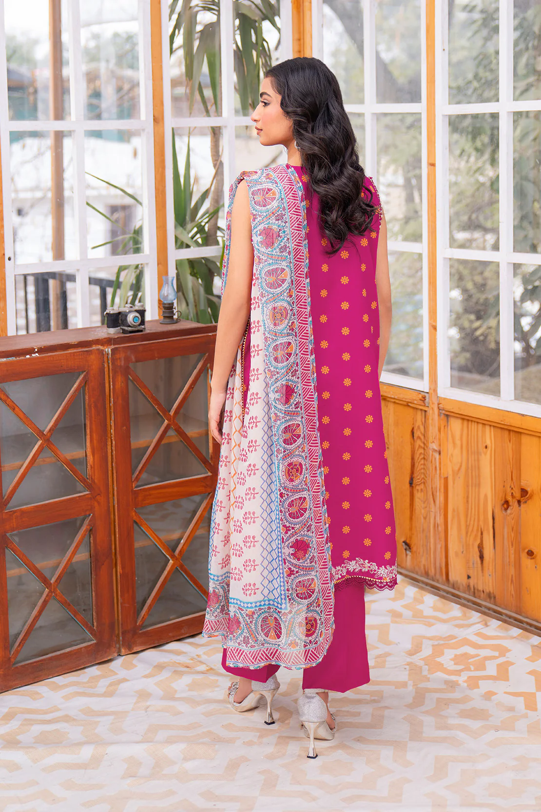Embroidered - 3 Pc Lawn Suit (Chiffon Dupatta) - Image 5
