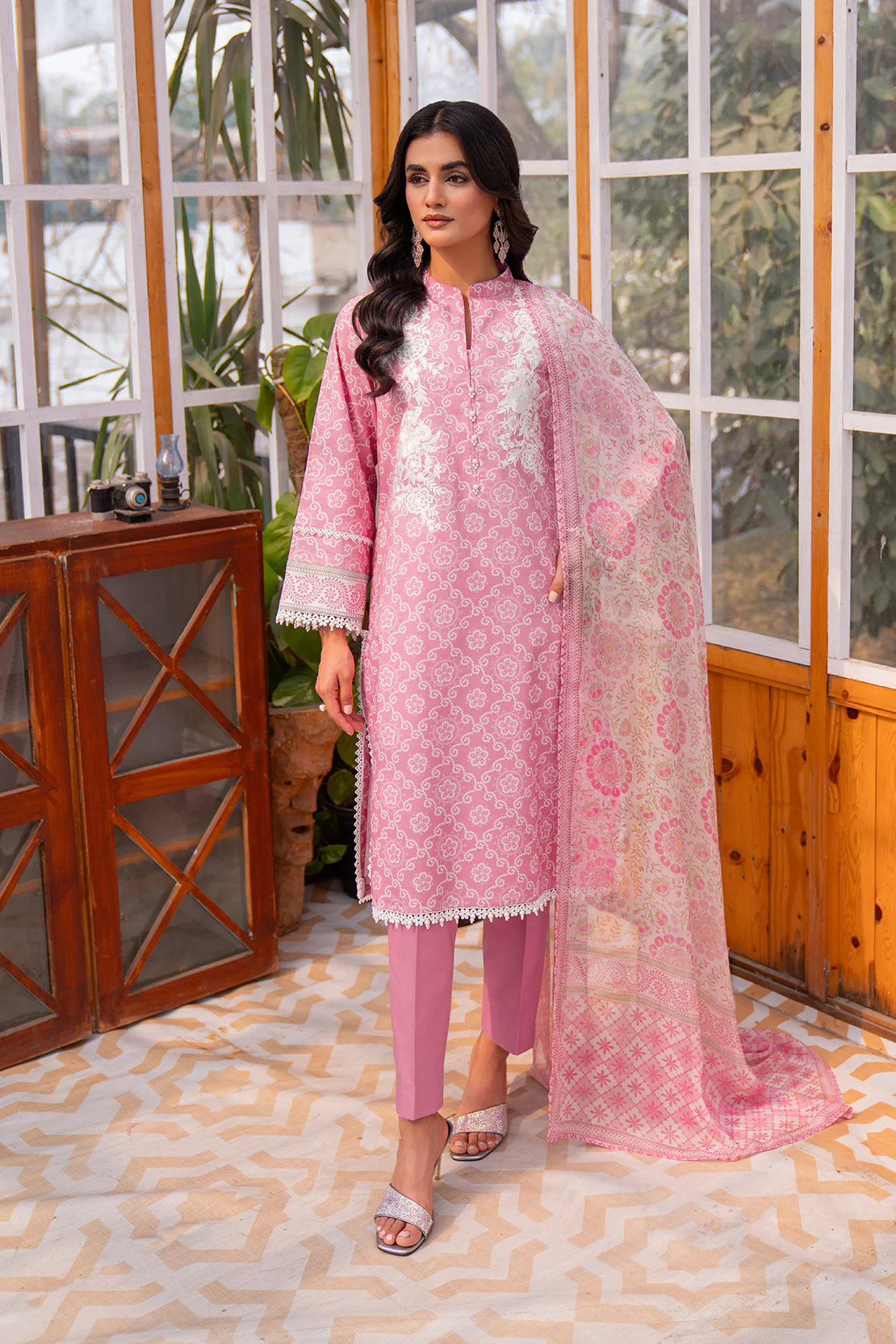Embroidered - 3 Pc Lawn Suit (Chiffon Dupatta) - Image 4