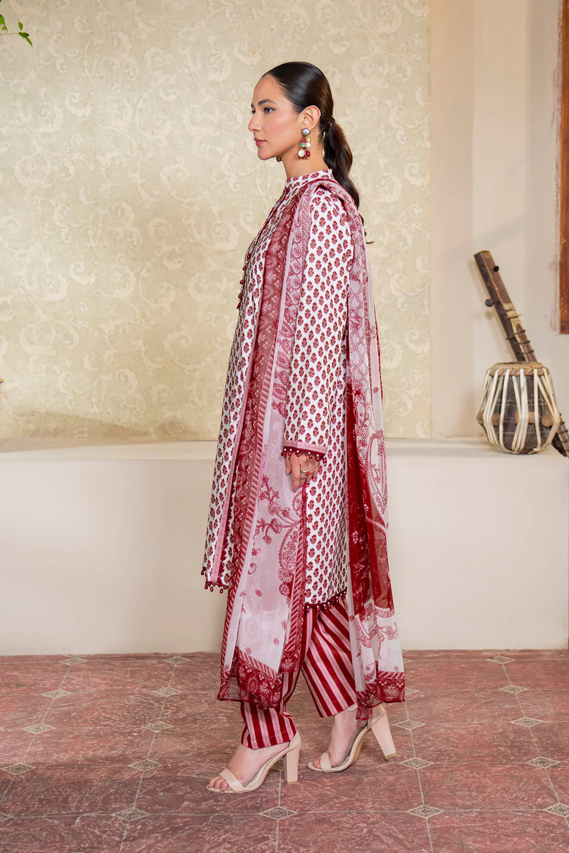 Printed - 3 Pc Lawn Suit (Chiffon Dupatta) - Image 3