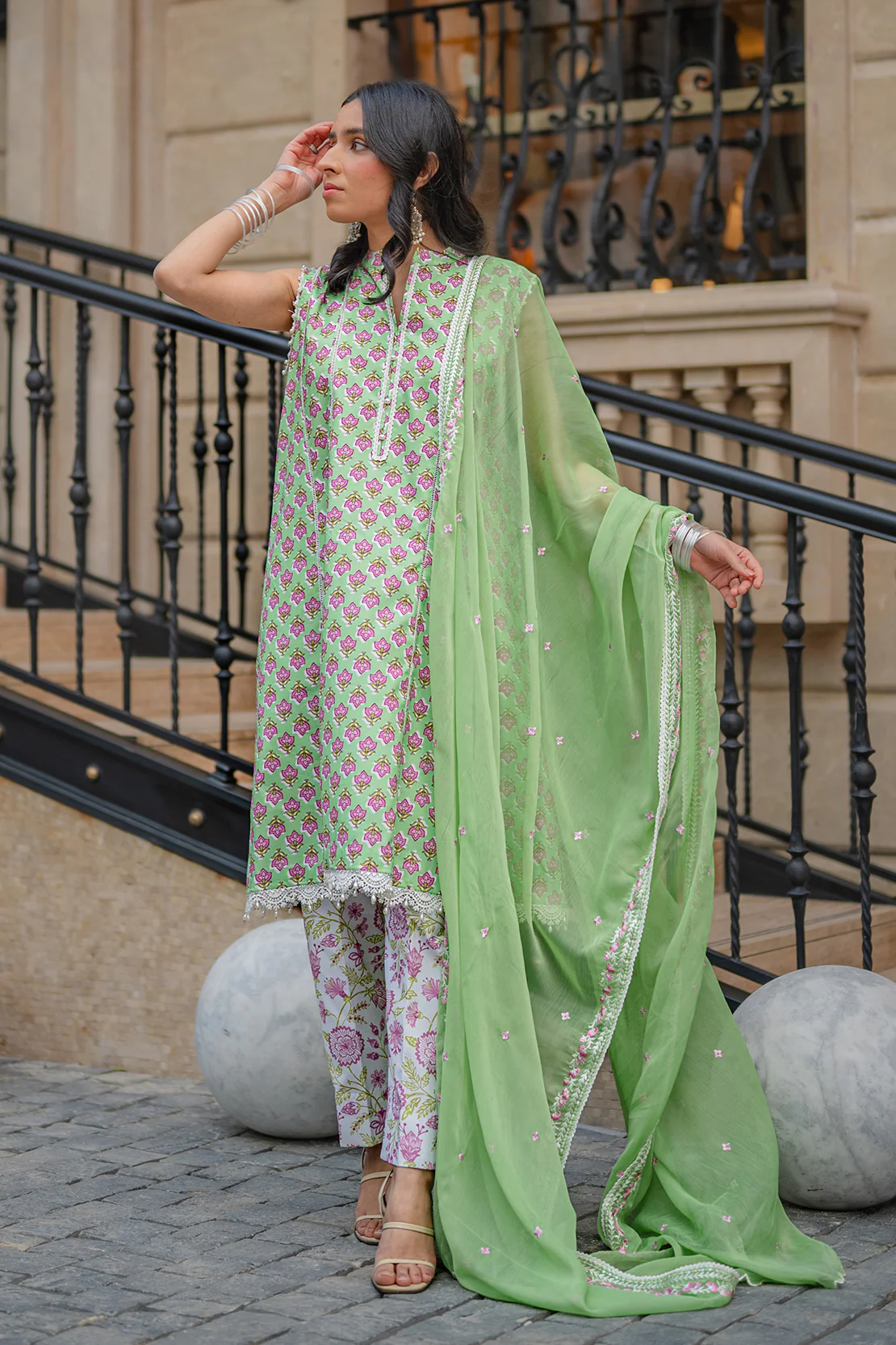 Embroidered - 3 Pc Lawn Suit (Chiffon Dupatta) - Image 4