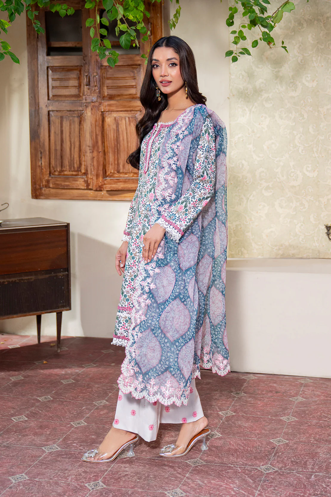 Embroidered - 3 Pc Lawn Suit (Organza Dupatta) - Image 3