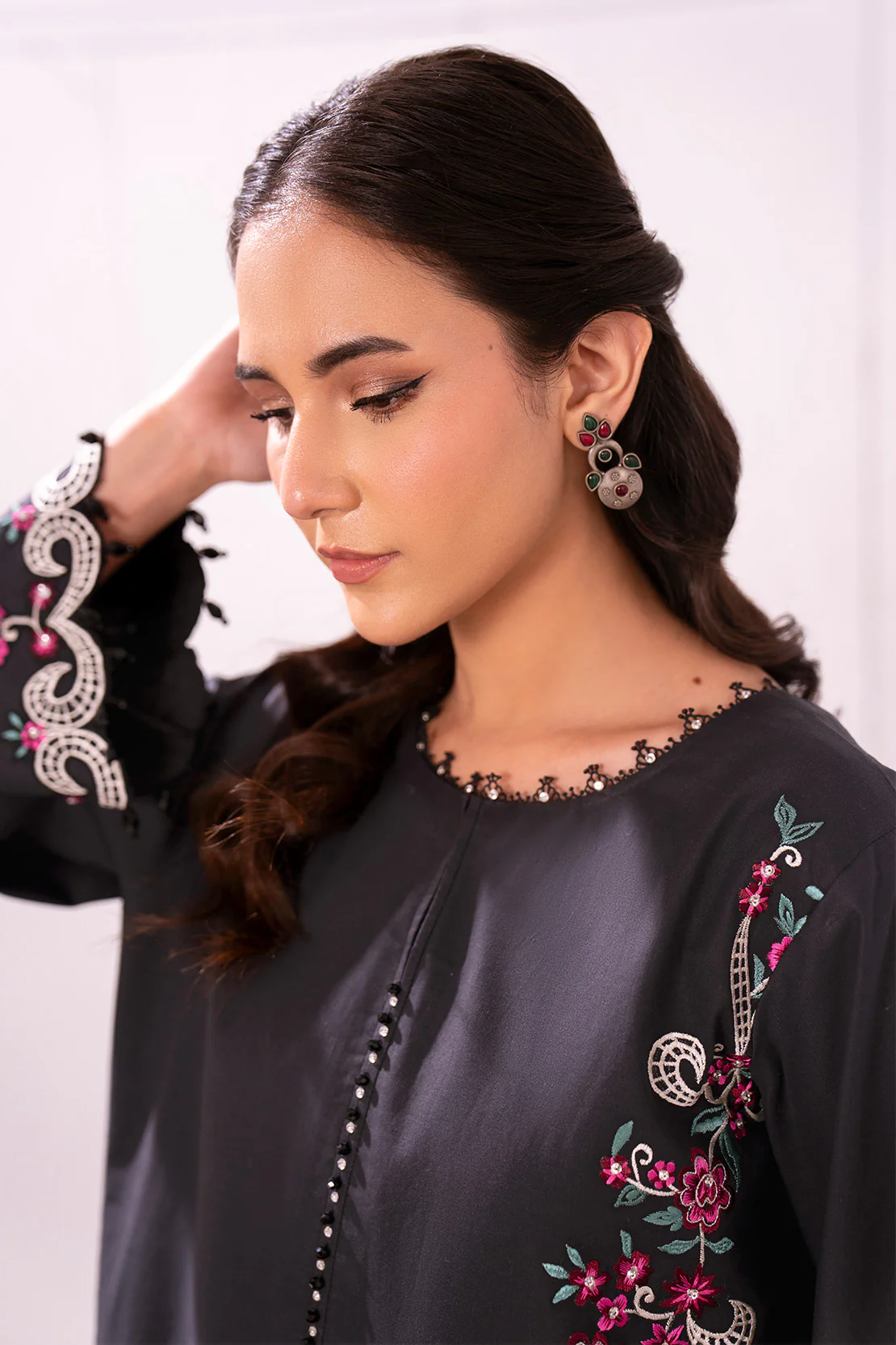 Embroidered - 2 Pc Lawn Suit - Image 3