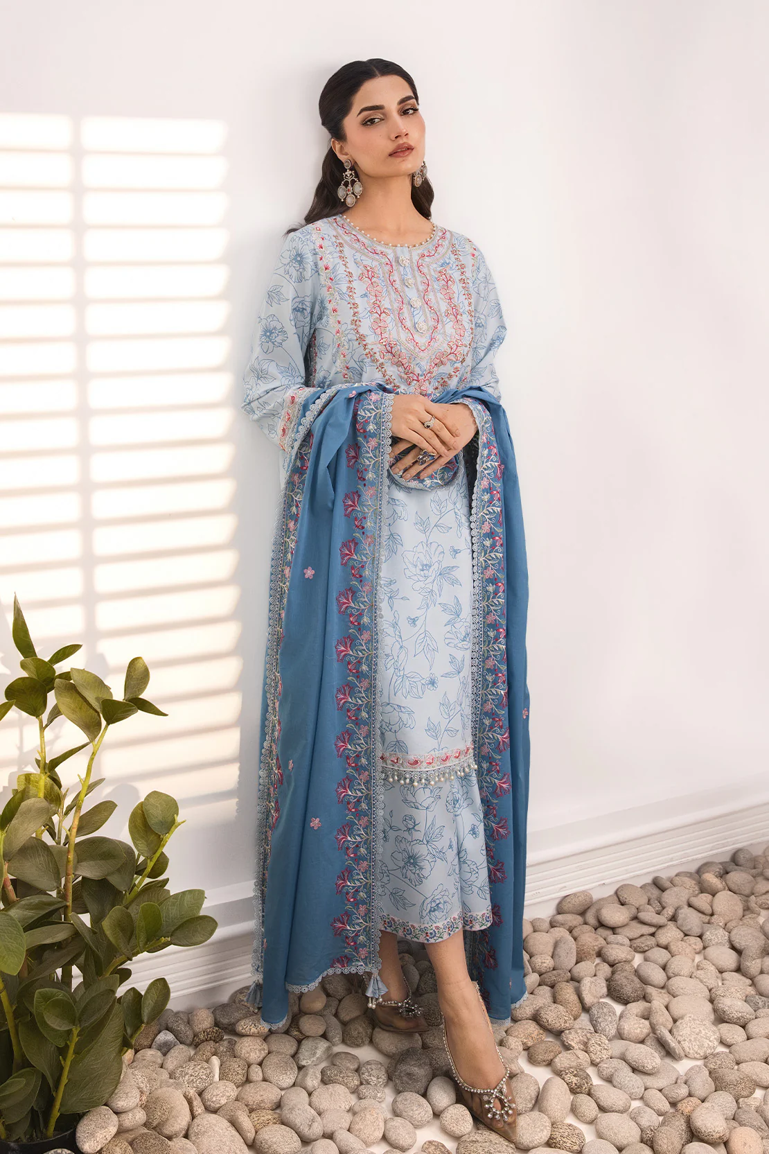 Embroidered - 3 Pc Lawn Suit - Image 10