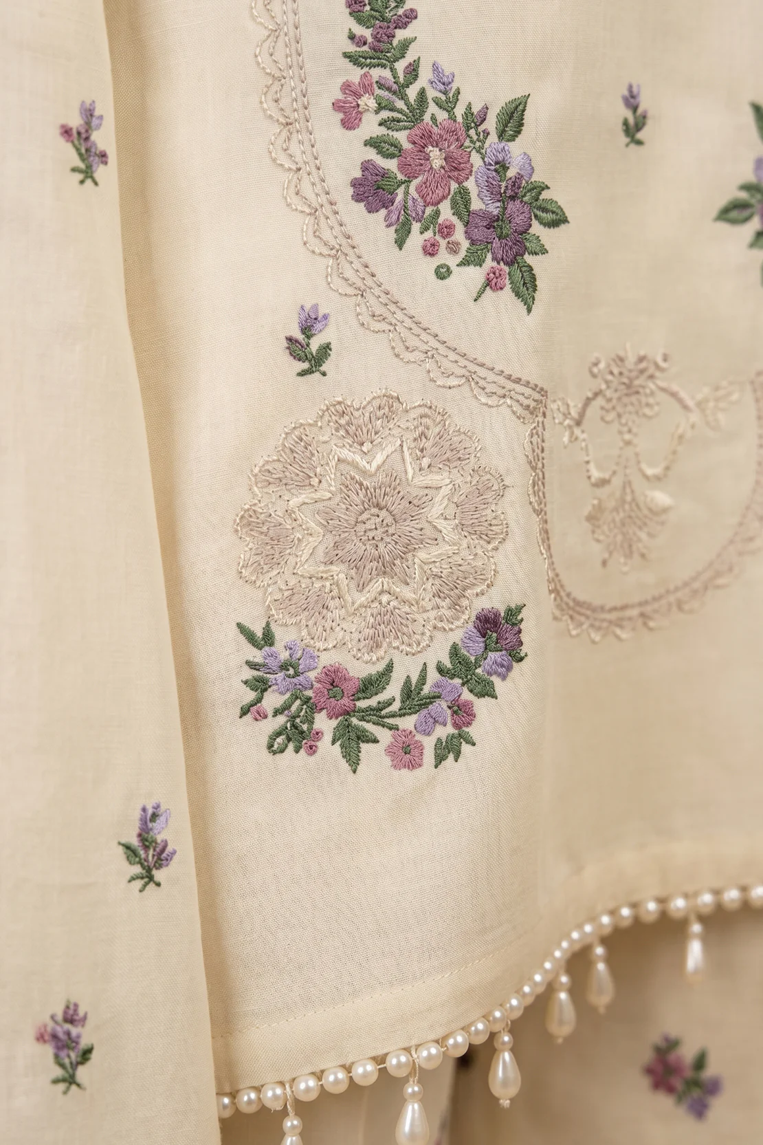 Embroidered - 2 Pc Lawn Suit - Image 4