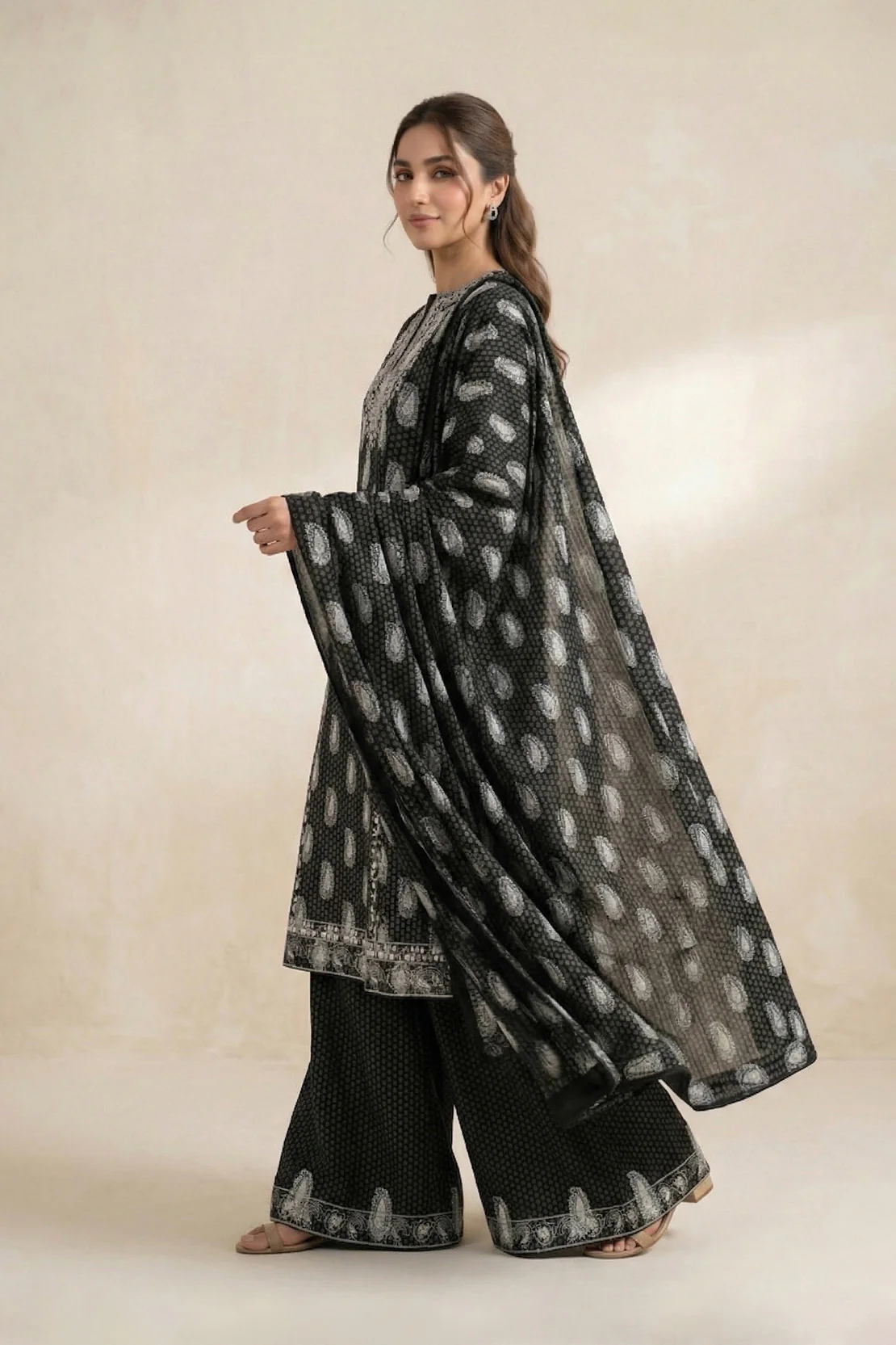 Embroidered - 3 Pc Lawn Suit - Image 4