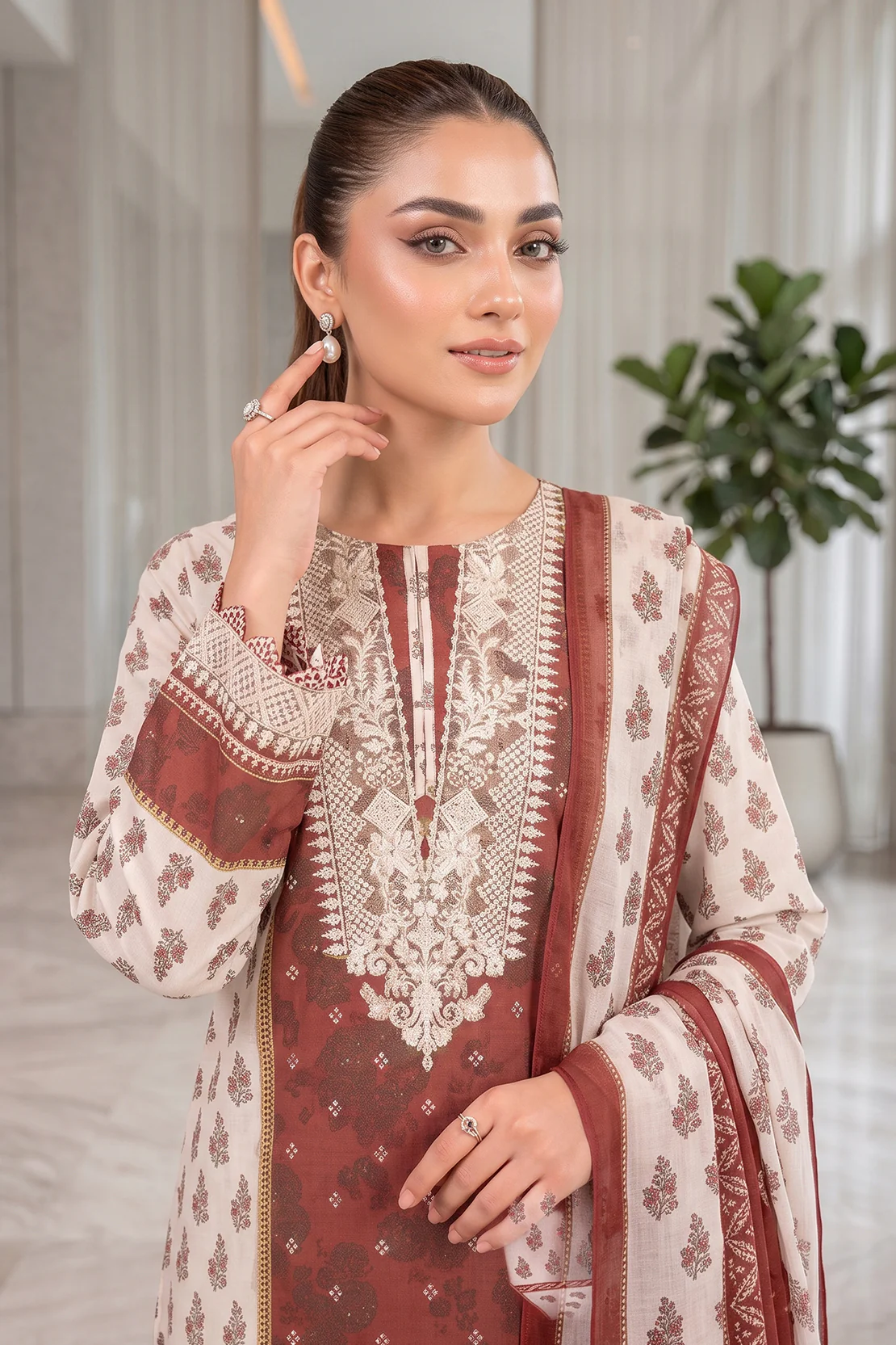 Embroidered - 3 Pc Lawn Suit - Image 3