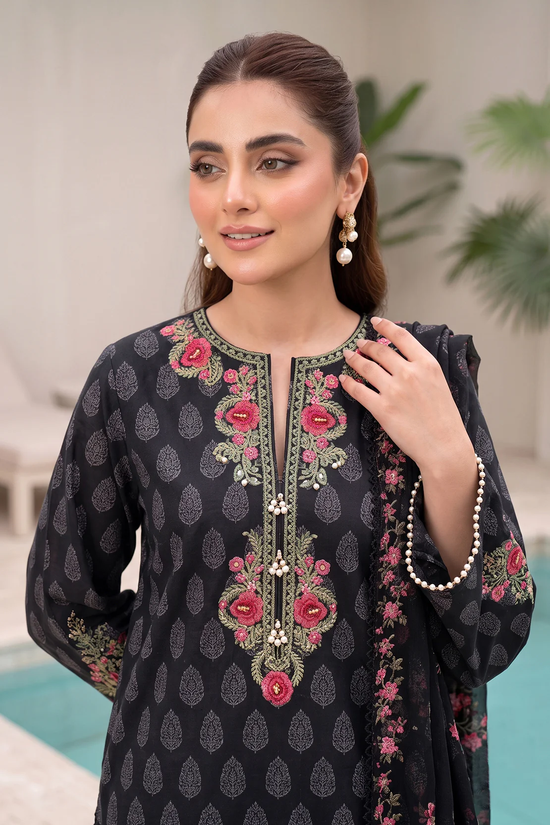 Embroidered - 3 Pc Lawn Suit - Image 3