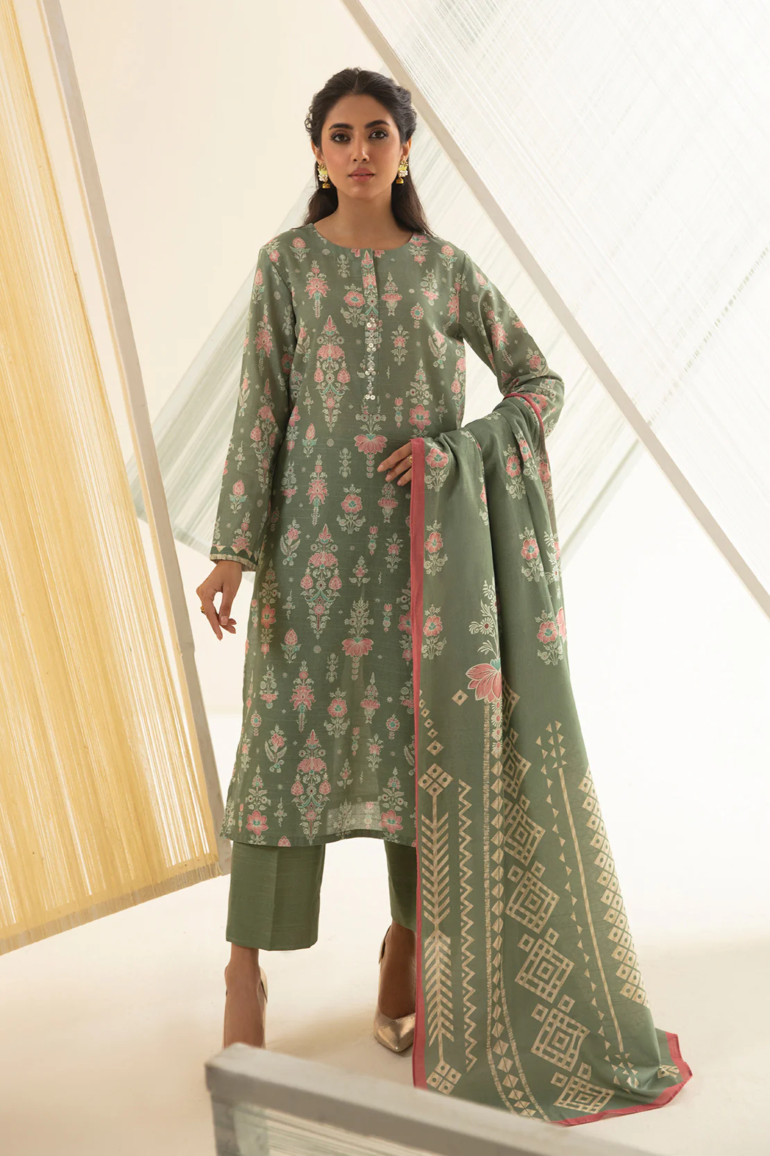 3 PC DIGITAL PRINT KHADDAR SHIRT & KHADDAR DUPPATA & DYED PANTS WITHOUT EMBROIDERY - Image 2